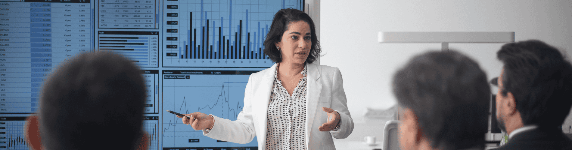 femme-qui-fait-une-présentation-projet-droit-des-affaires-IHECF femme-qui-fait-une-présentation-projet-droit-des-affaires-IHECF