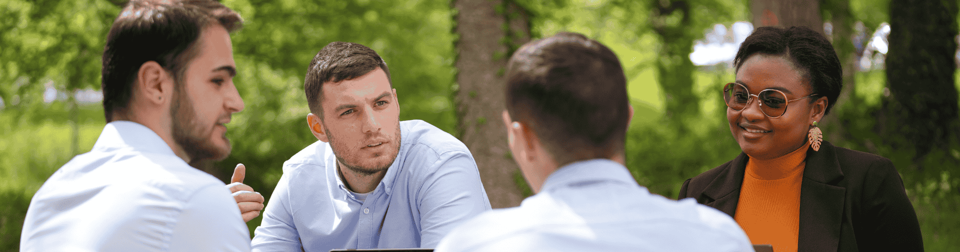 travail-de-groupe-étudiants-dehors-IHECF travail-de-groupe-étudiants-déhors-IHECF