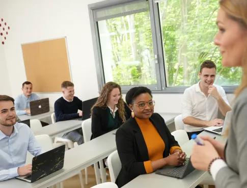 DCG en alternance : CV et financement assurés