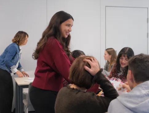 Pilote les comptes, conseille les dirigeants