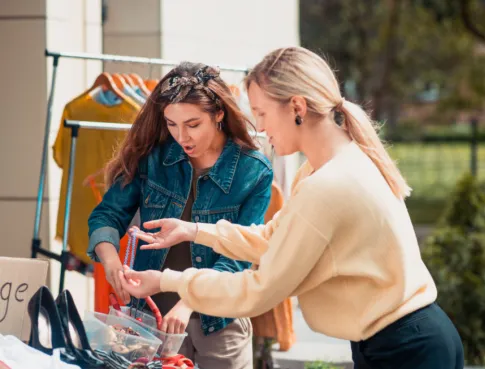 Un vide dressing organis&eacute; sur le campus
