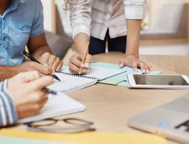 gros-plan-travail-equipe-o-nouveau-projet-dans-espace-coworking-redaction-idees-recherche-graphiques-tablette-ordinateur-portable-travail-equipe-concept-entreprise