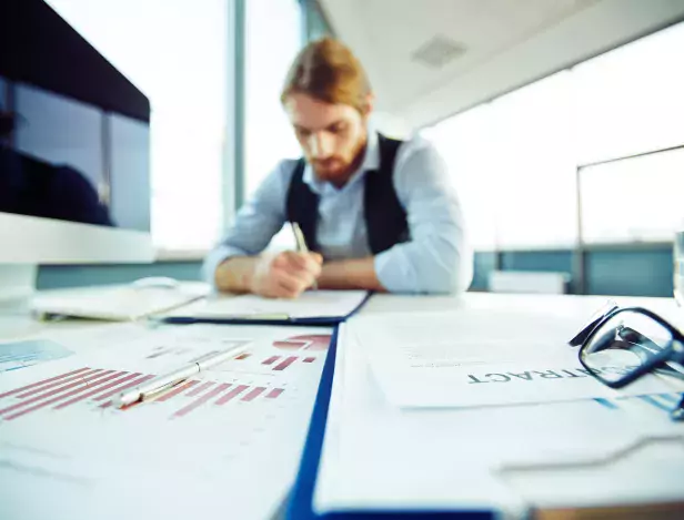 employee-working-very-concentrated