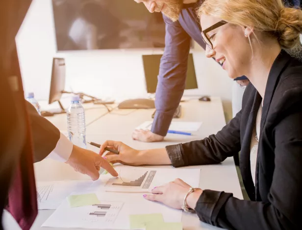 réunion-femme-collaboratrice-finance