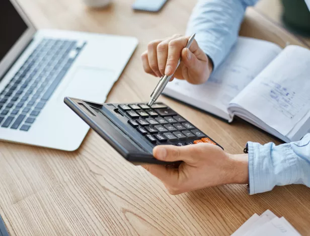 personne-utilise-calculatrice