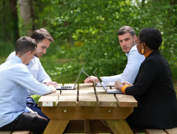 étudiants-travaillent-dehors-IHECF