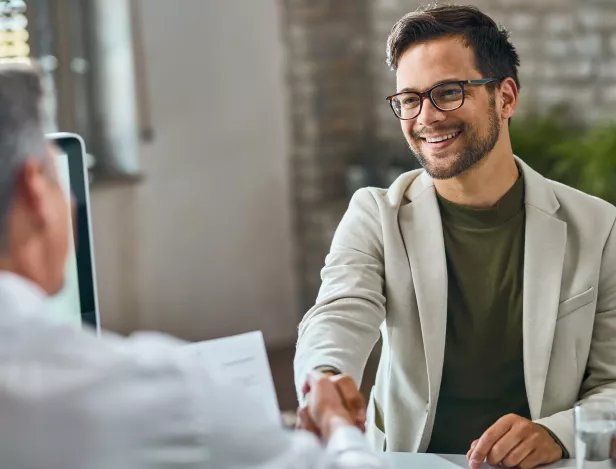 homme-lunettes-entretien