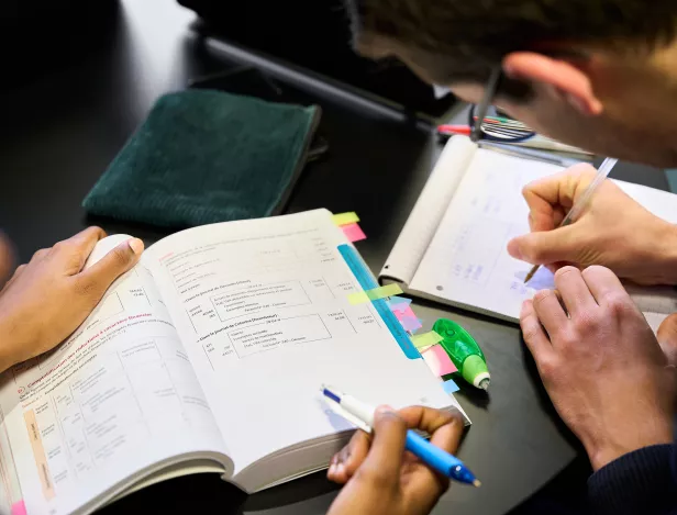 livre-mains-travail-IHECF-Lyon