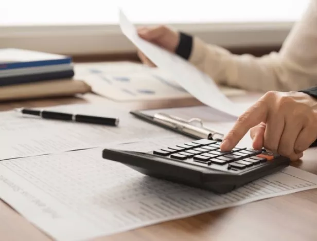 calculatrice-doigt-avec-feuille-IHECF-Lyon