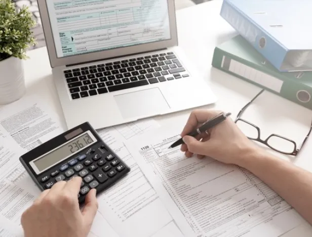 bureau-feuilles-ordinateur-calculatrice-main-avec-stylo-DCG-IHECF-Lyon