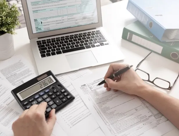 bureau-feuilles-ordinateur-calculatrice-mains-qui-travaillent-avec-lunettes-IHECF-Lyon