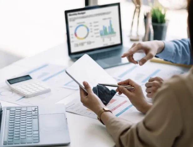 echange-mains-tablette-avec-ordinateur-et-graphique