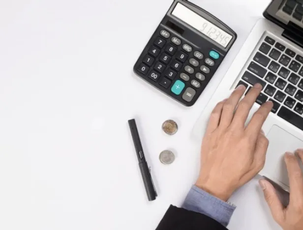 mains-ordinateurs-calculatrice-stylo-IHECF-Lyon