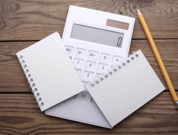 calculatrice-avec-feuilles-et-crayon-IHECF-Lyon