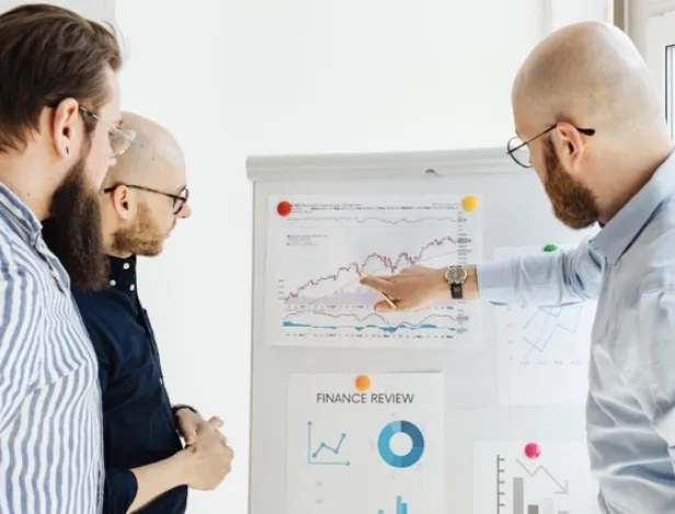 personnes-devant-tableau-blanc-avec-graphiques-IHECF-Lyon